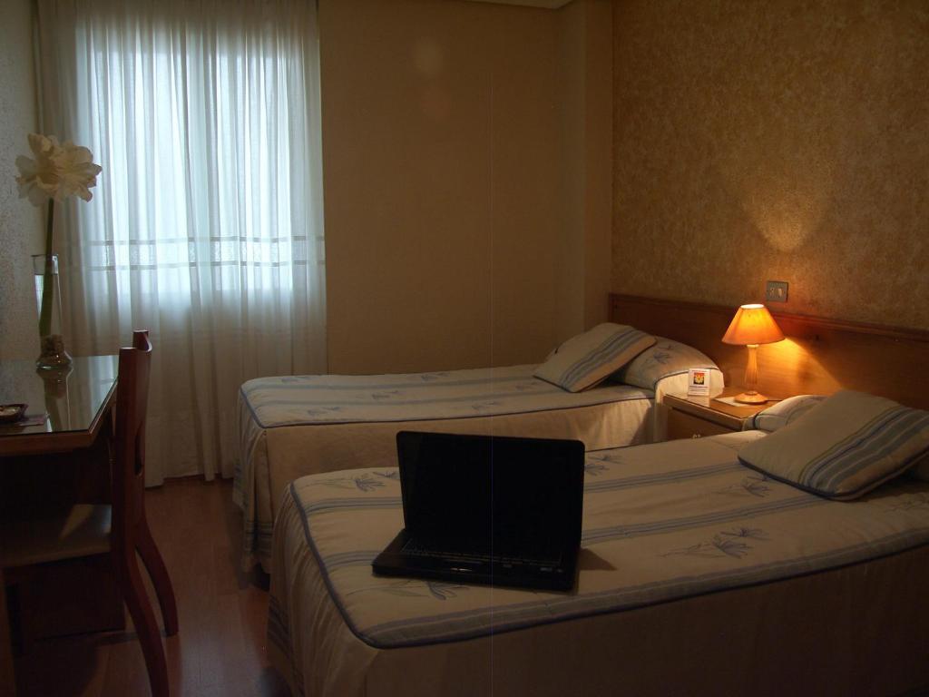 Hotel Melida Ostatua Ermua Zimmer foto